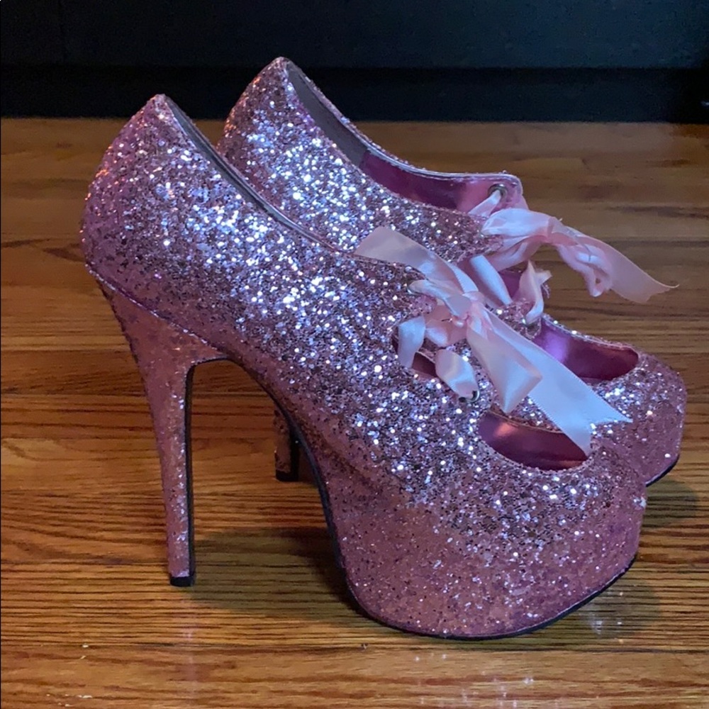 Bordello size 8,  Pump